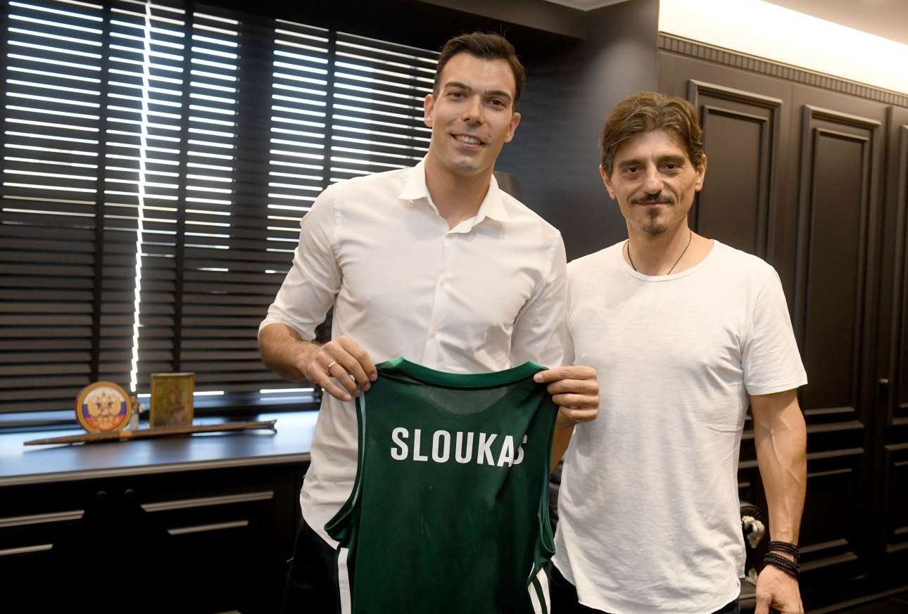 Και ο Κώστας Σλούκας οδηγεί…