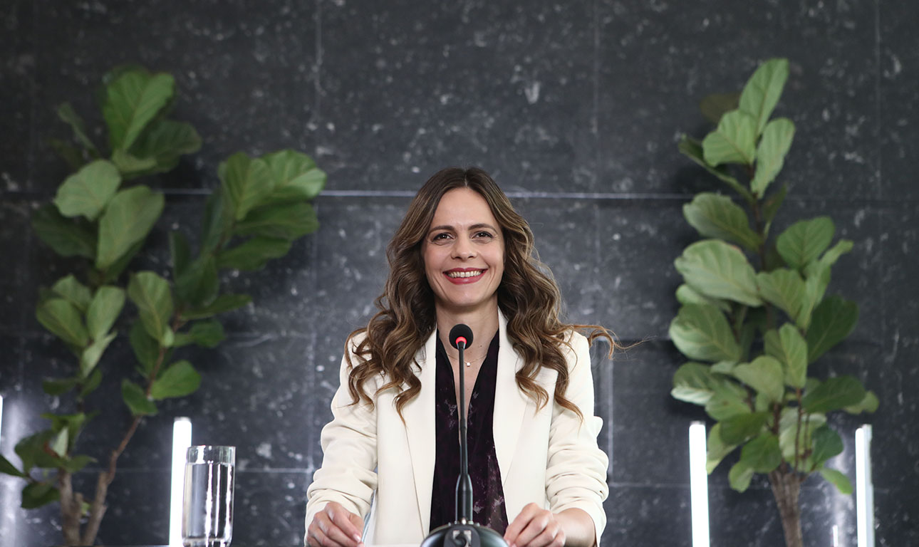 Υποψήφια πρόεδρος ΣΥΡΙΖΑ «με πιάνο, γαλλικά και μπαλέτο»