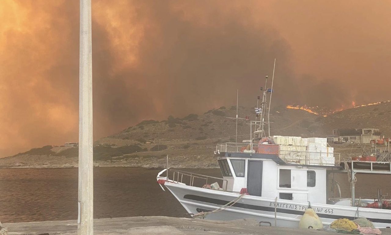 Ρόδος: Πύρινος εφιάλτης για πέμπτη μέρα – Απεγκλωβισμοί δια θαλάσσης