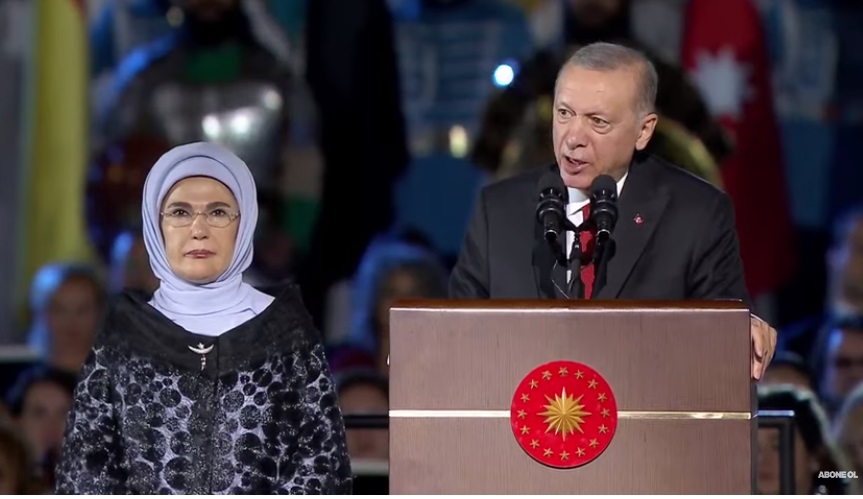 Ξαναγράφει την Ιστορία ο Ερντογάν: Οι Ελληνες έκαψαν τη Σμύρνη! Πώς απάντησε το υπ. Εξωτερικών