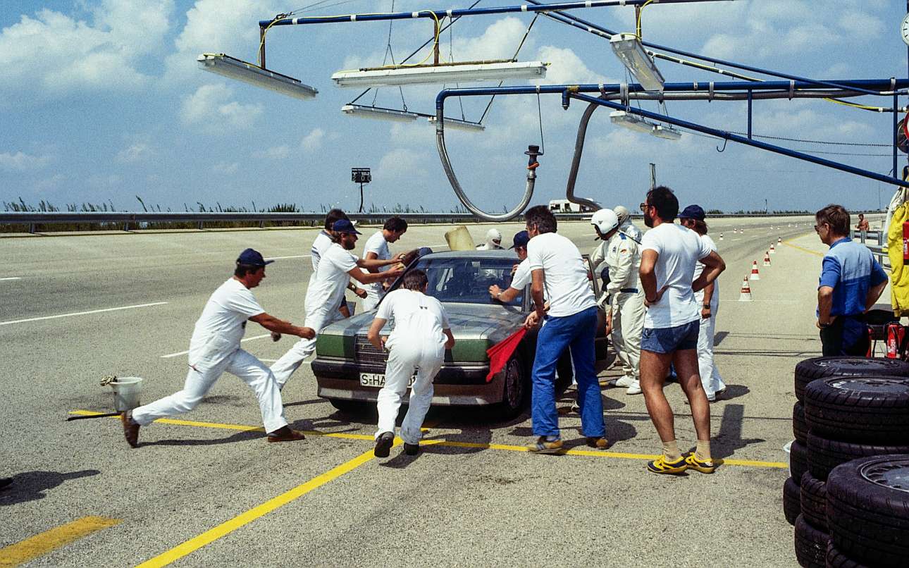 Στο παρασκήνιο του ρεκόρ της θρυλικής Mercedes 190 E 2.3-16