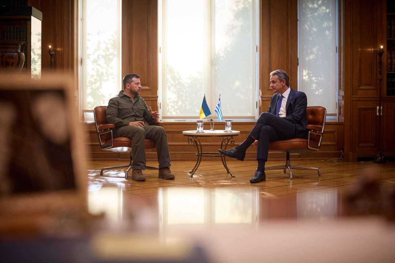 To παρασκήνιο της συνάντησης Ζελένσκι – Μητσοτάκη: Η Ελλάδα θα εκπαιδεύσει ουκρανούς πιλότους στα F-16