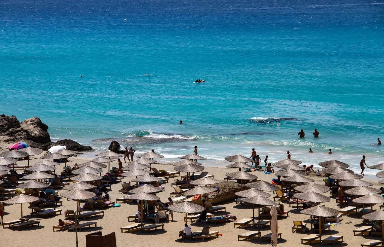 Μπαράζ συλλήψεων σε Πάρο, Μύκονο και Ρόδο για κατάληψη αιγιαλού