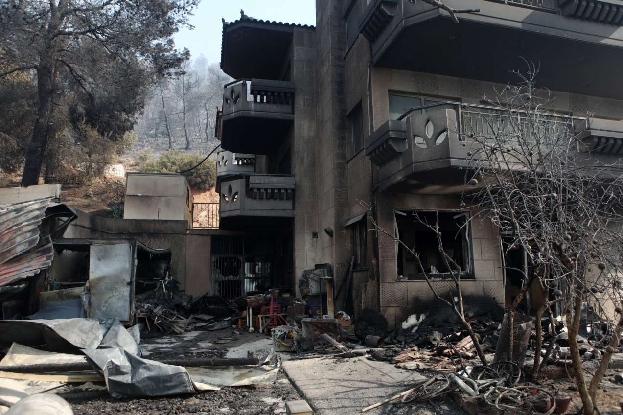 Κάηκαν σπίτια στην Αγία Παρασκευή Μενιδίου – Αγωνία για τον δρυμό της Πάρνηθας