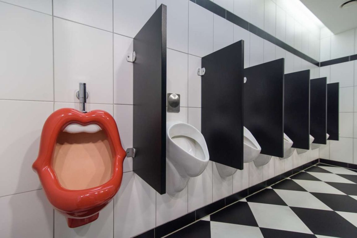 Ιταλία: Εξαλλες οι φεμινίστριες με τους ουρητήρες σε σχήμα γυναικείων χειλιών