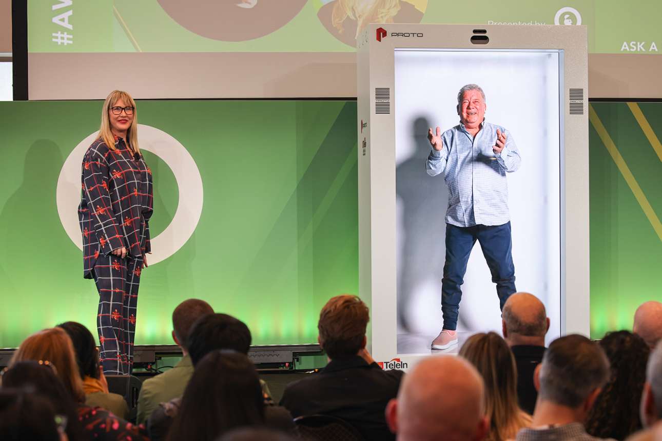 Ο Γουίλιαμ Σάτνερ σε συνέδριο με το ολόγραμμά του