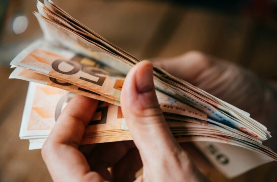 «Ξεπάγωμα» τριετιών: Πόσο θα αυξηθούν οι μισθοί από 1/1/2024 – Παραδείγματα