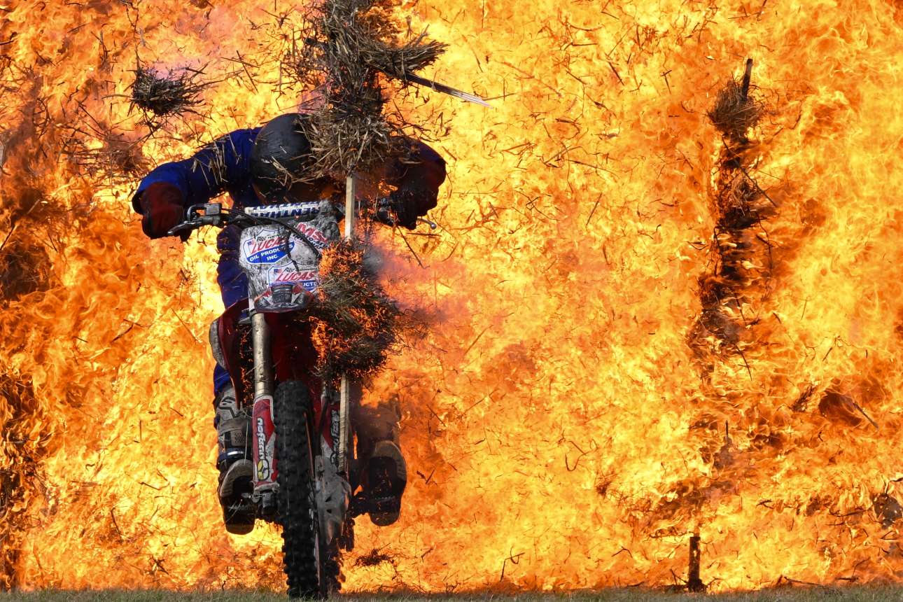 Δυνατό ενσταντανέ από το φλαμπέ σόου που σερβίρισε ομάδα μοτοσικλετιστών στο Ντόρσετ της Αγγλίας, αν και από τις φωτιές έχει καεί η γούνα μας