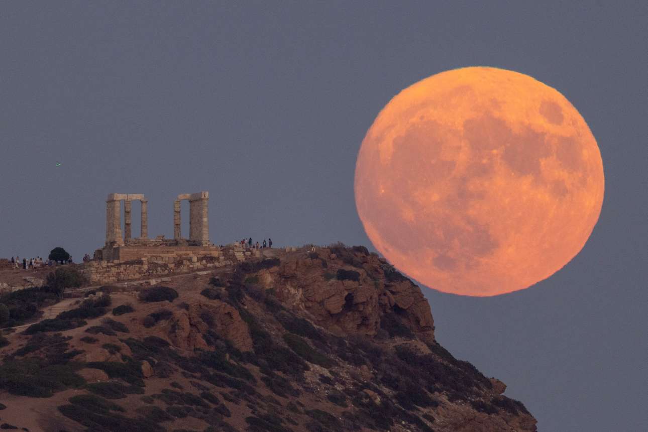 To δεύτερο ολόγιομο φεγγάρι του εφετινού Αυγούστου πήγε εκεί που έπρεπε για να λάμψει: στα νοτιοανατολικά βράχια της Αττικής, στο Σούνιο, στον Ναό του Ποσειδώνος 