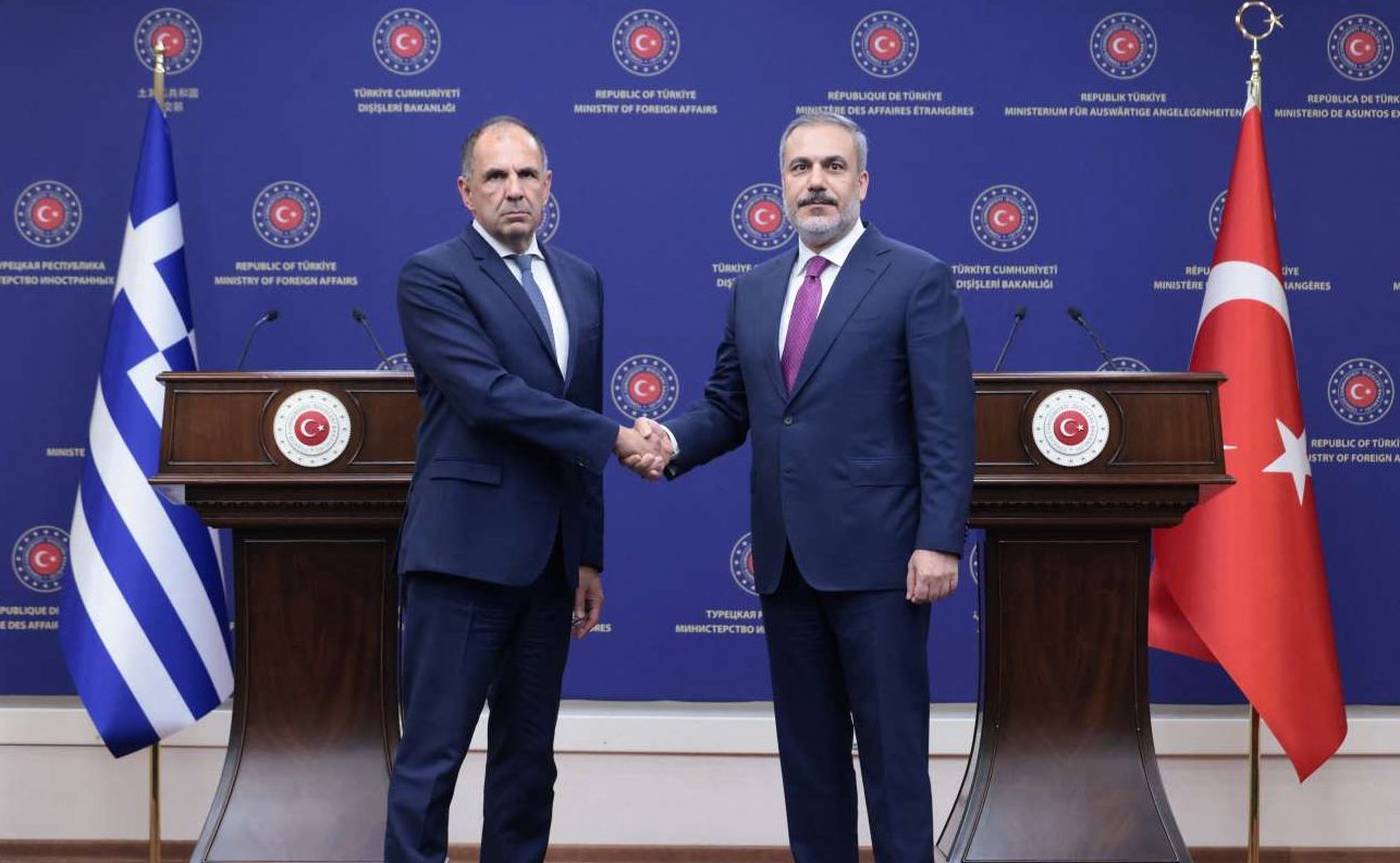 «Γειά σου Γιώργο»: Σε θερμό κλίμα η συνάντηση Γεραπετρίτη-Φιντάν