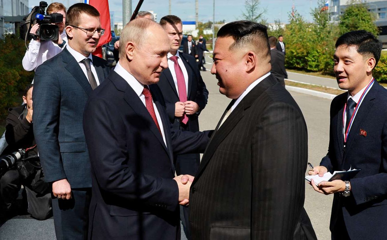 «Χαίρομαι που σας βλέπω»: Ο Πούτιν υποδέχτηκε τον Κιμ Γιονγκ Ουν συζητώντας για δορυφόρους