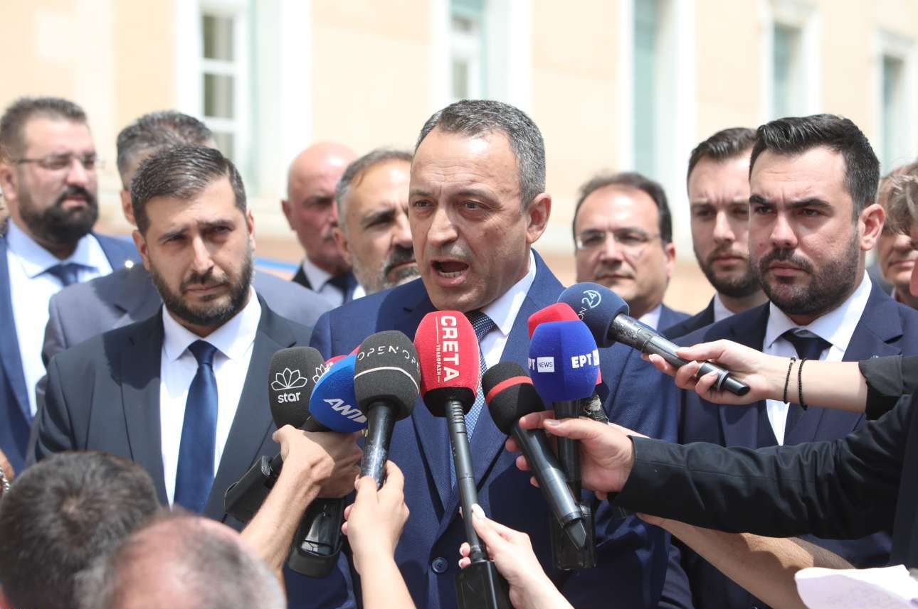 Κωμωδία στους «Σπαρτιάτες»: Ο Στίγκας κάλεσε πίσω τους διαγραφέντες βουλευτές