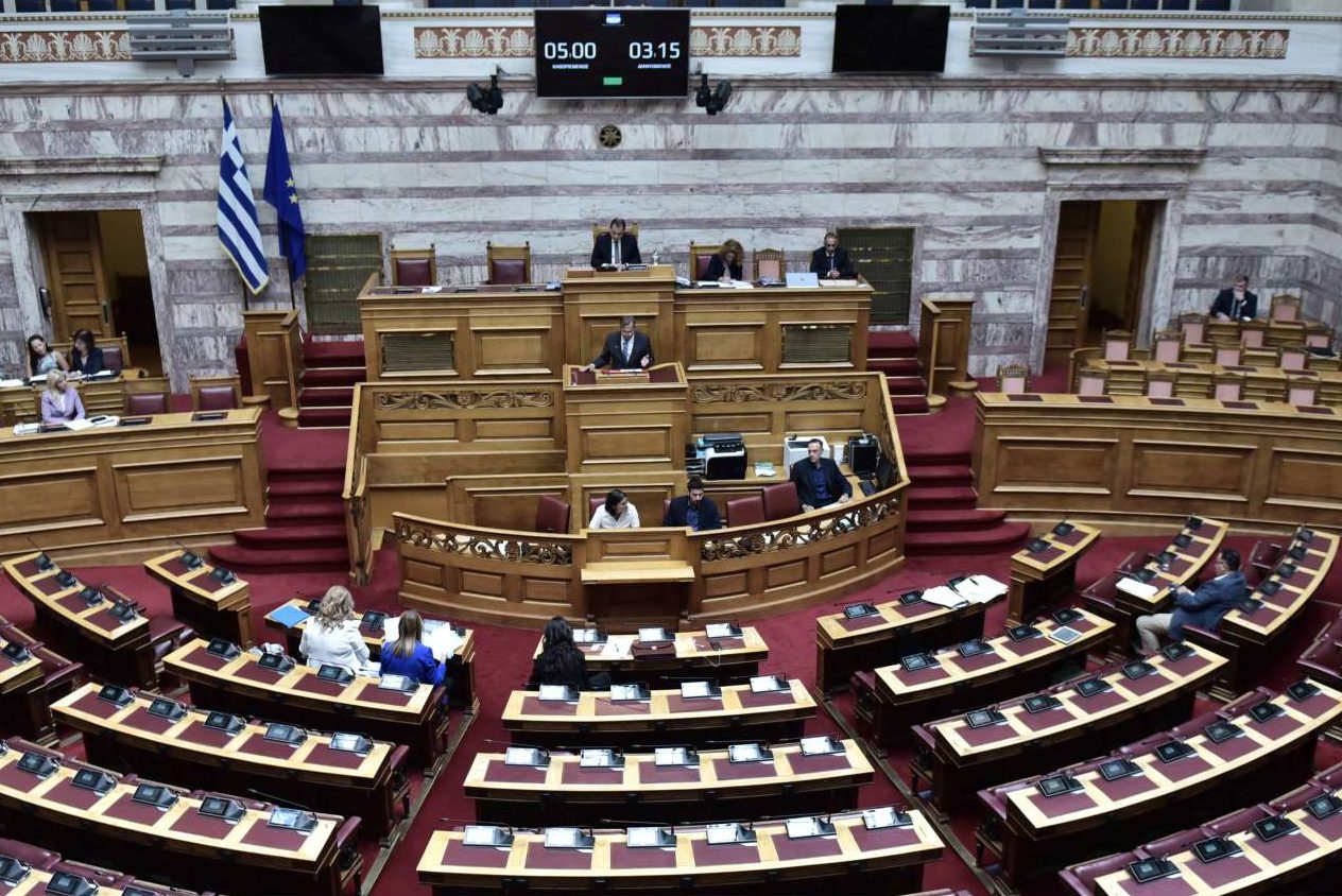 Στη Βουλή το Εργασιακό με την τροπολογία για τις τριετίες – το αργότερο την Παρασκευή η ψήφισή του