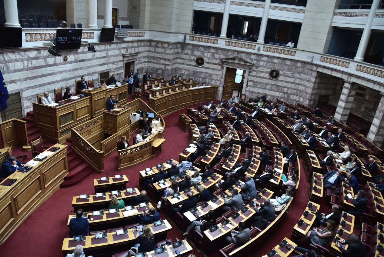 «Μύλος» στη Βουλή με αφορμή τις δηλώσεις Κασσελάκη: «Δεν του φταίνε τα ελληνικά του. Και στα αγγλικά τα ίδια θα έλεγε»