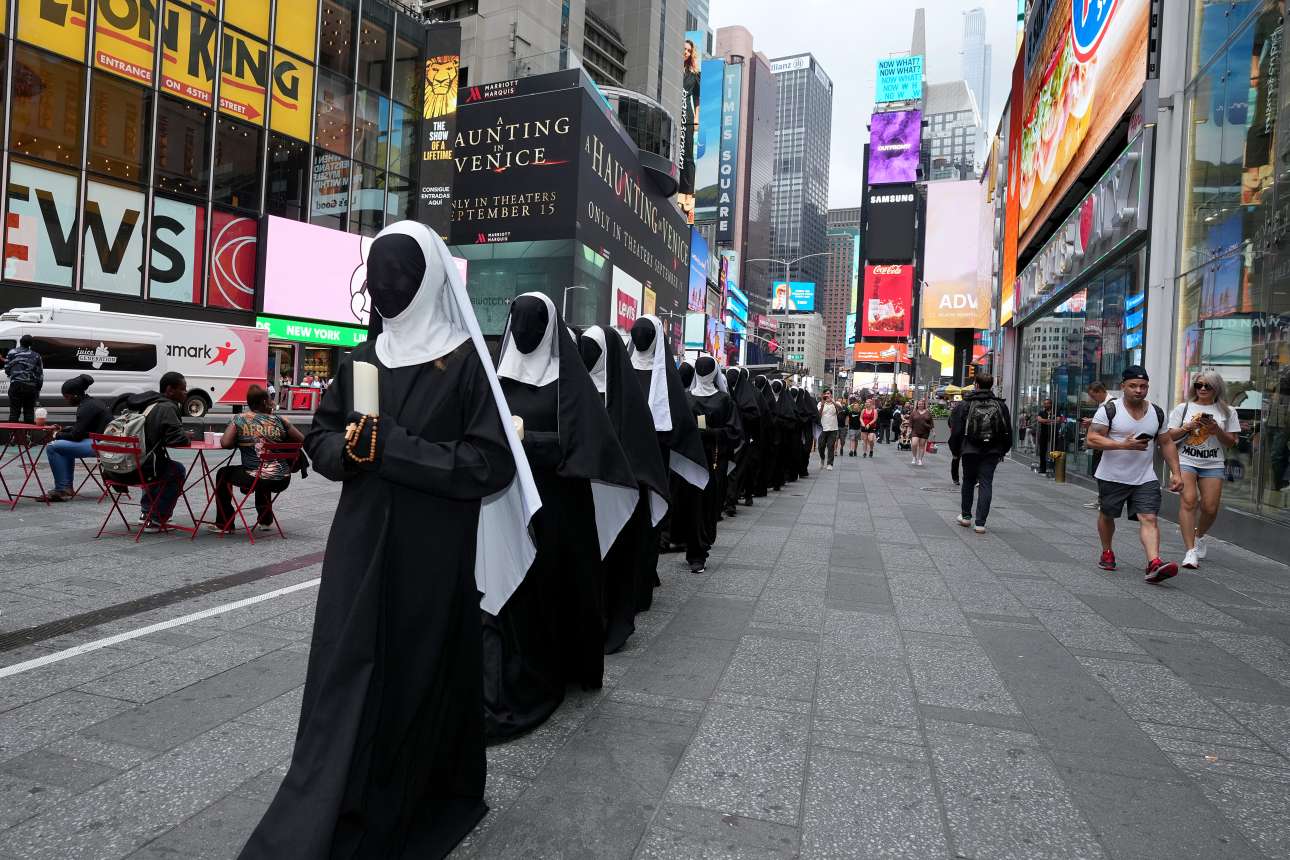 «Καλόγριες» με ρωμαιοκαθολικό σχήμα και δίχως πρόσωπα τριγύρισαν στους δρόμους της Νέας Υόρκης για να διαφημίσουν το φιλμ «The Nun 2», σατανιστικού περιεχομένου – στην Τάιμς Σκουέαρ δεν εξέπληξαν κανέναν  