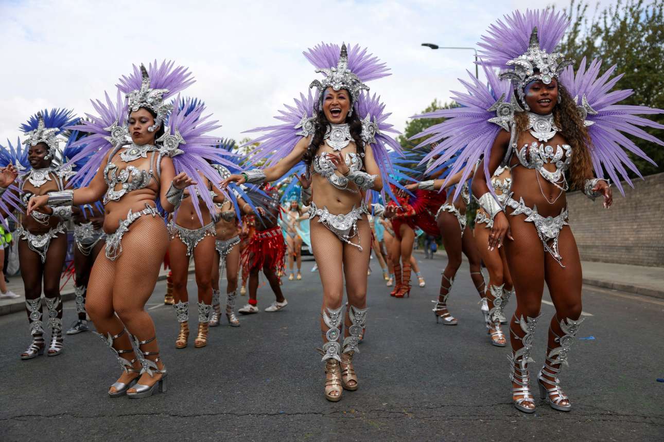 Χωρίς αναστολές για τα κιλά που λείπουν και κυρίως για όσα περισσεύουν, καρναβάλια χορεύουν σάμπα στον λονδρέζικο δρόμο, σε ετεροχρονισμένες Απόκριες – αργότερα ξεσάλωσε και η βία εκεί