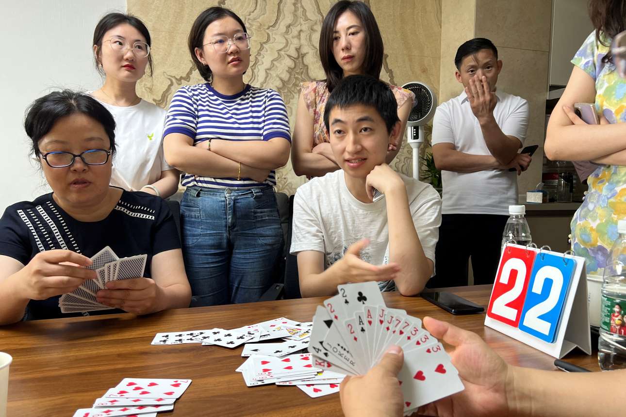 Καρέ του… σοσιαλισμού με κινεζικά χαρακτηριστικά: χαρτοπαίχτες διδάσκουν νέους και νέες του Πεκίνου πώς παίζεται το γκουαντάν, το ντόπιο πόκερ 