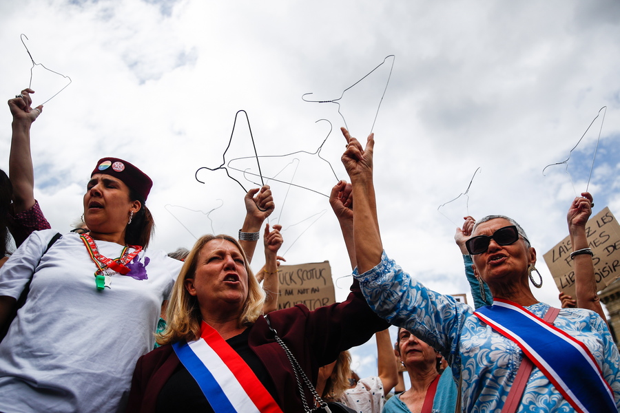 Μακρόν: Συνταγματικό το δικαίωμα στην άμβλωση πριν από το τέλος του χρόνου