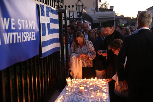 Κλίμα συγκίνησης στην Εβραϊκή Συναγωγή Αθηνών για τα θύματα από την επίθεση της Χαμάς