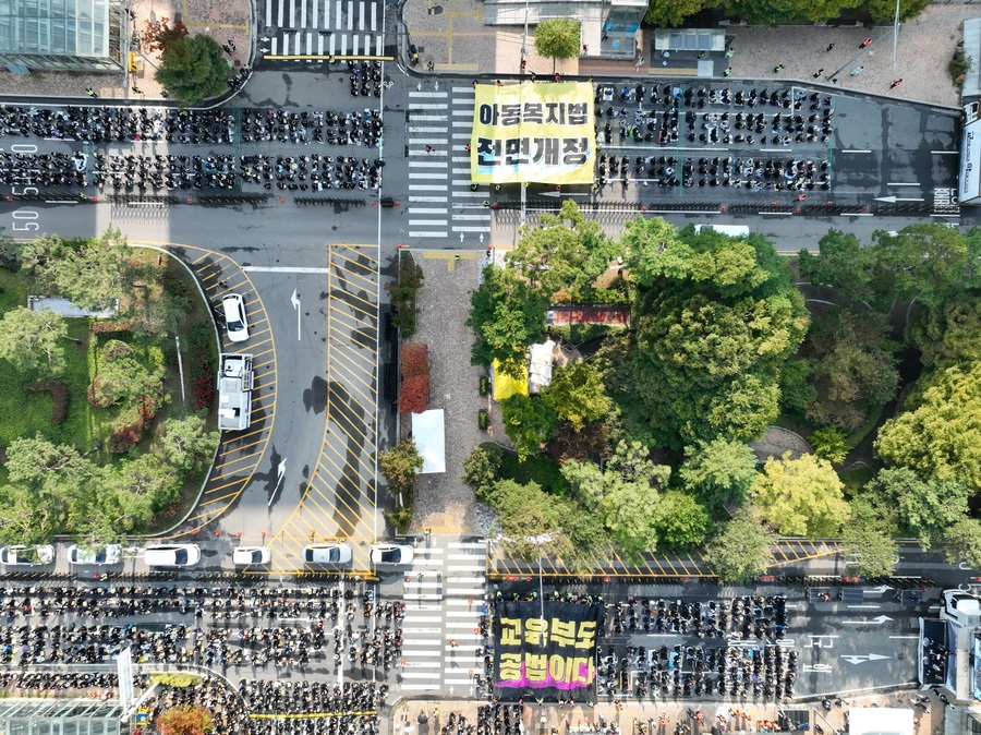 Γίνεται της (Νότιας) Κορέας: οι πάντες βγαίνουν στους δρόμους