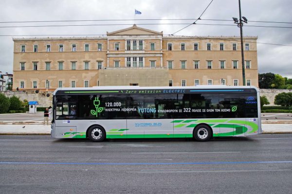Στους δρόμους από τον Απρίλιο τα πρώτα 250 νέα ηλεκτρικά λεωφορεία σε Αθήνα και Θεσσαλονίκη