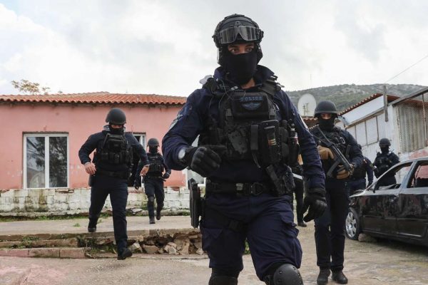 Αγρια συμπλοκή με πυροβολισμούς στη Μάνδρα – Σφαίρες και κατά αστυνομικών