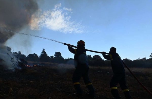 Διεκόπη η κυκλοφορία στη Λ. Διονύσου και στα δύο ρεύματα λόγω φωτιάς