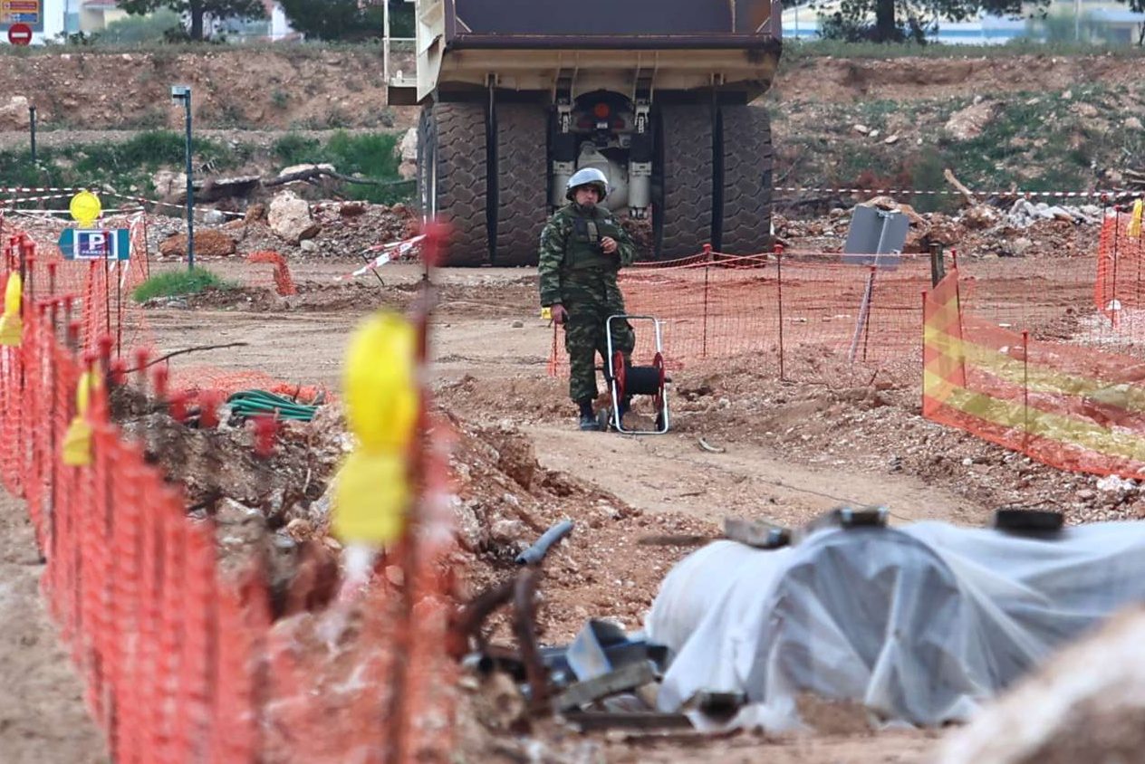 Εξουδετερώθηκε η βόμβα στη Γλυφάδα – Ανοιξε η Παραλιακή