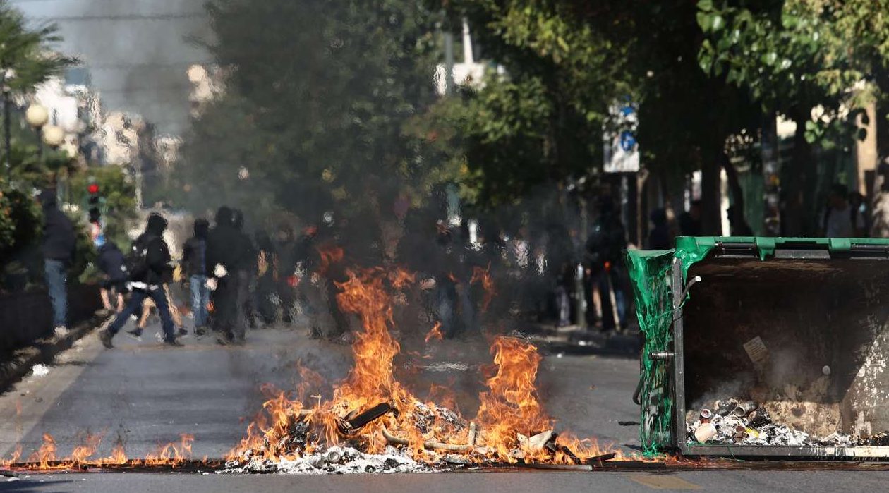 Εκλεισαν πάλι την Πατησίων έξω από την ΑΣΟΕΕ – φωτιές σε κάδους