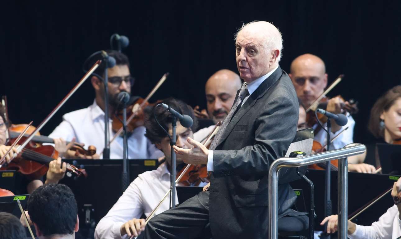 Μπάρενμποϊμ: «Να βλέπουμε τον άνθρωπο ακόμη και στον εχθρό μας»