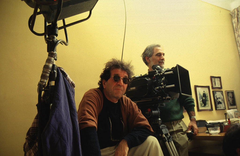 Ιράν: Ο βραβευμένος σκηνοθέτης Νταριούς Μεχρζουί δολοφονήθηκε στο σπίτι του