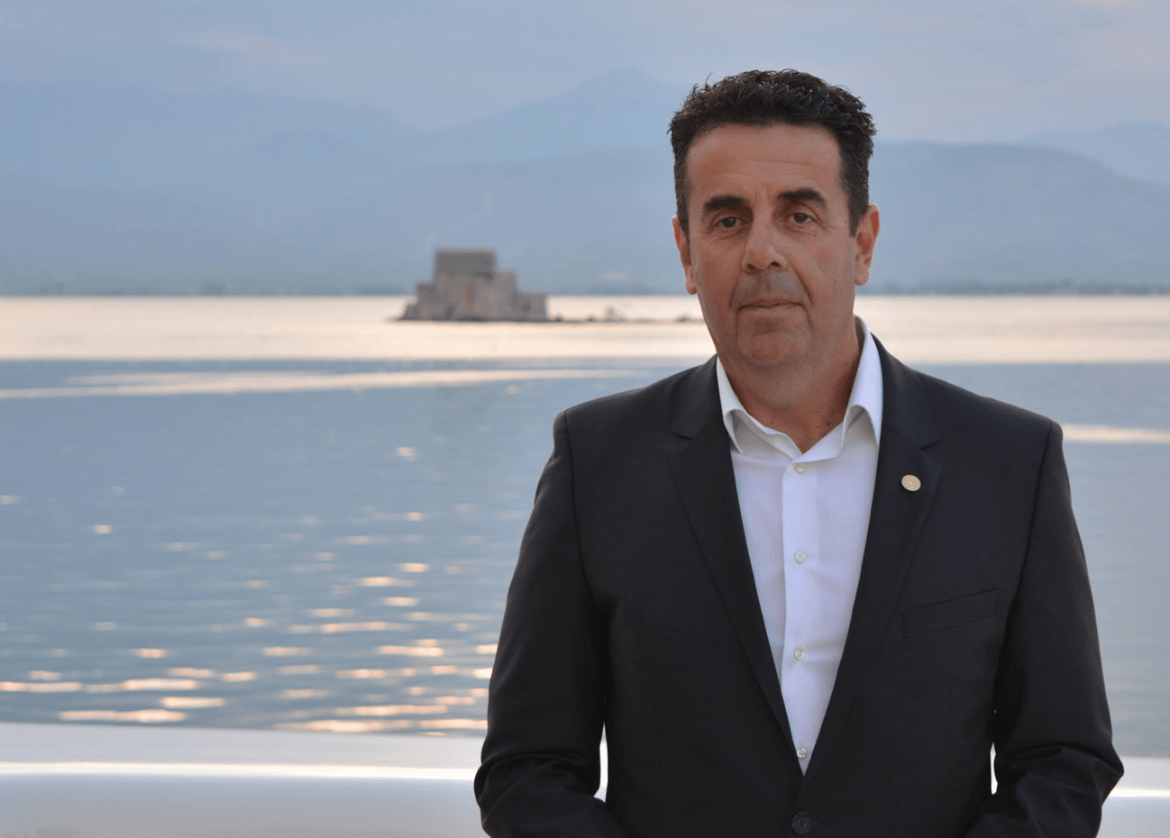 Ναύπλιο: Εχασε ο δήμαρχος που άφηνε περιττώματα έξω από την πόρτα αντιπάλου του