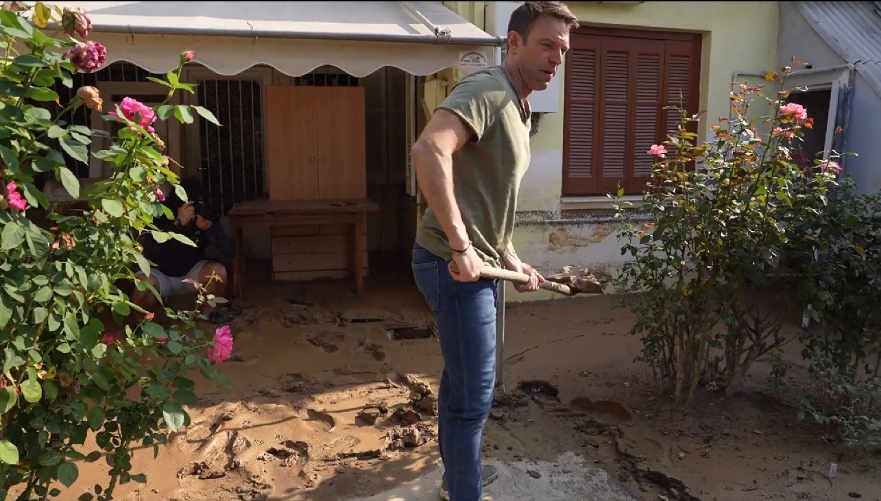 Νέο σόου Κασσελάκη στον Βόλο: Ακουσε τον Μπέο και έπιασε το φτυάρι