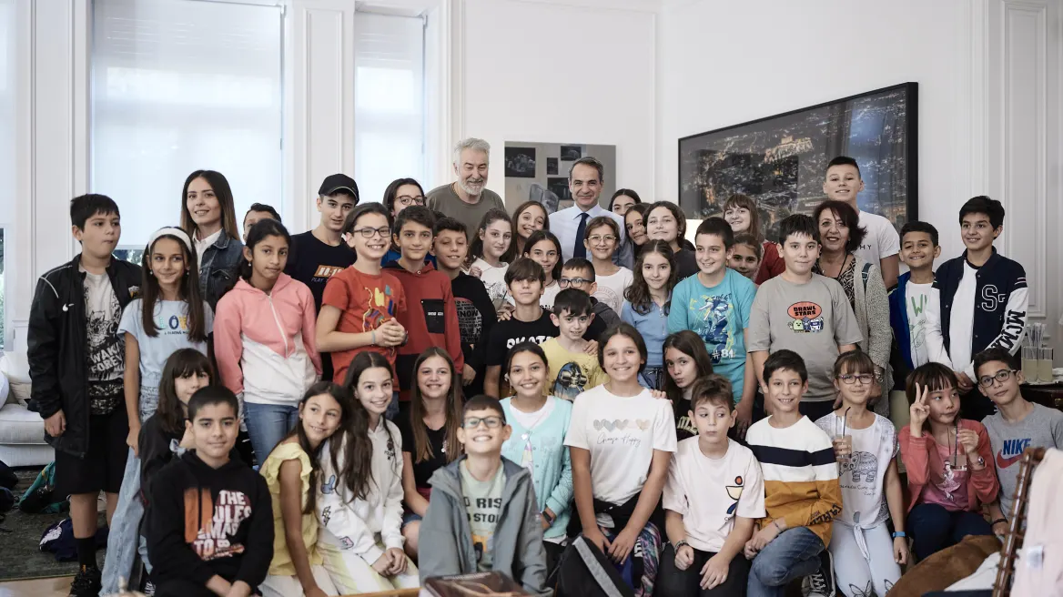 Κυριάκος Μητσοτάκης: «Εκτός προγράμματος» συνάντηση με μαθητές Δημοτικού στο Μαξίμου