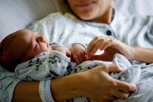 Νέα μείωση 10,3% στις γεννήσεις στην Ελλάδα πέρυσι