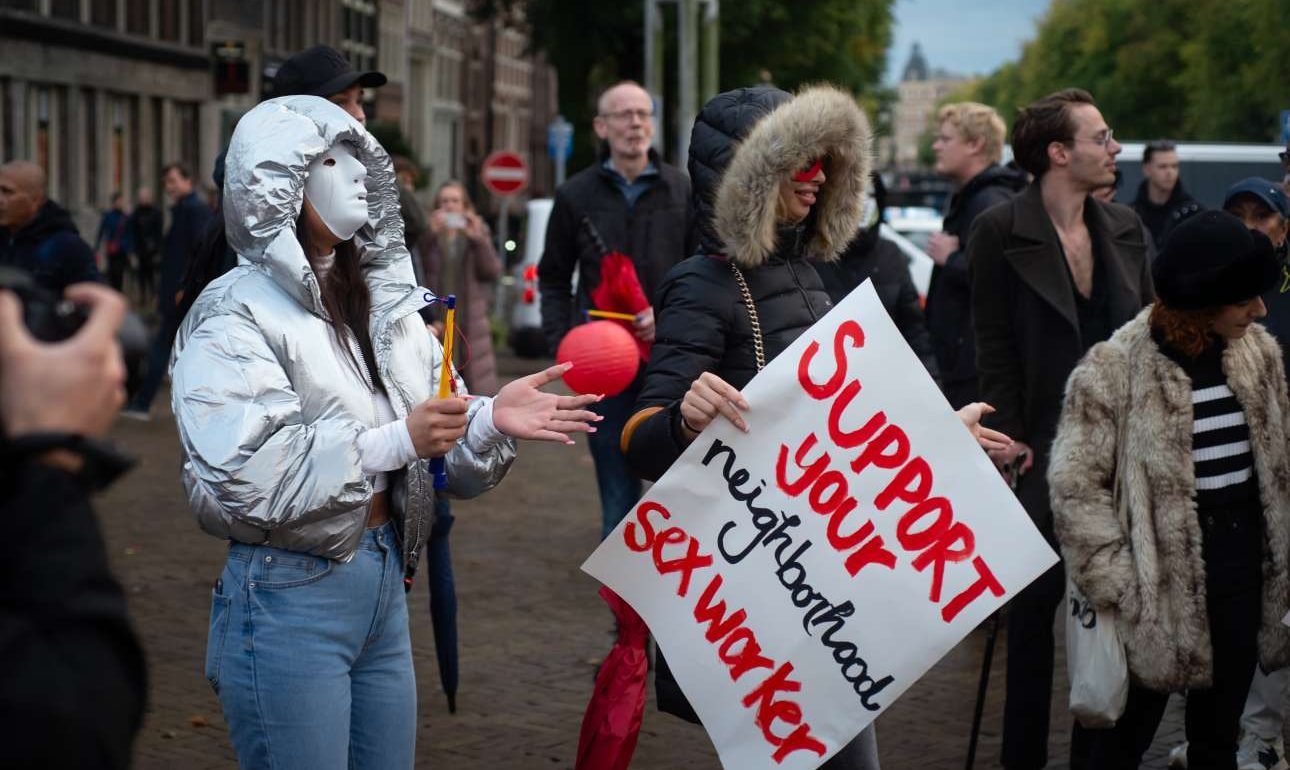 Αμστερνταμ: Αντίθετοι στην… εξορία των κόκκινων φαναριών οι εργαζόμενοι στο σεξ
