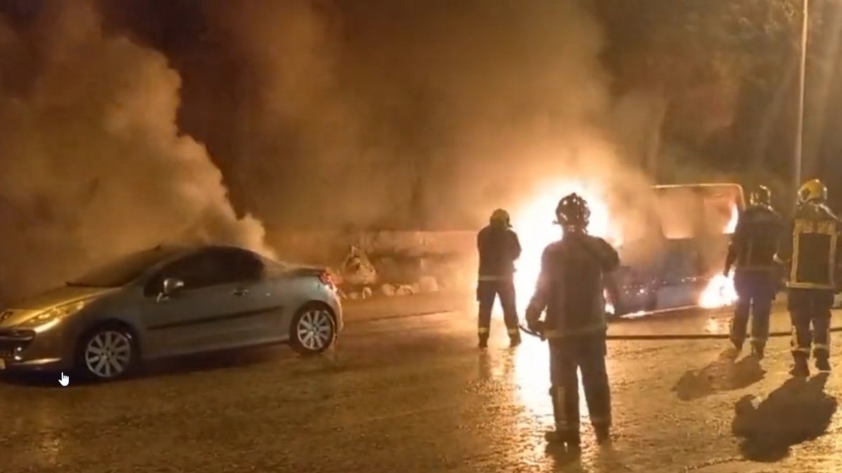 Σύγκρουση κουκουλοφόρων με ΜΑΤ στην Πανεπιστημιούπολη – Τραυματίστηκαν δύο αστυνομικοί