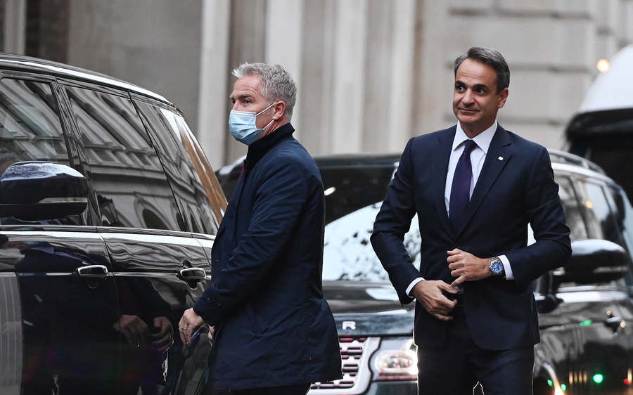 Στο Λονδίνο ο Μητσοτάκης – επενδύσεις και Γλυπτά του Παρθενώνα στην ατζέντα