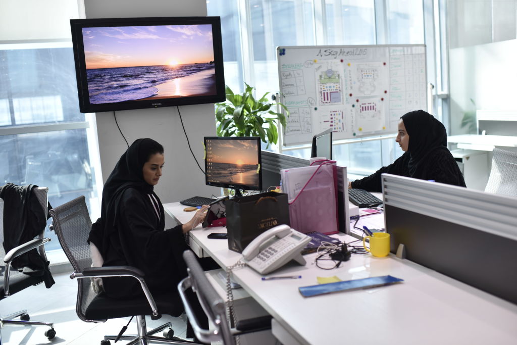 Δικαστήριο της ΕΕ: Νόμιμη η απαγόρευση χιτζάμπ και σταυρών στο Δημόσιο