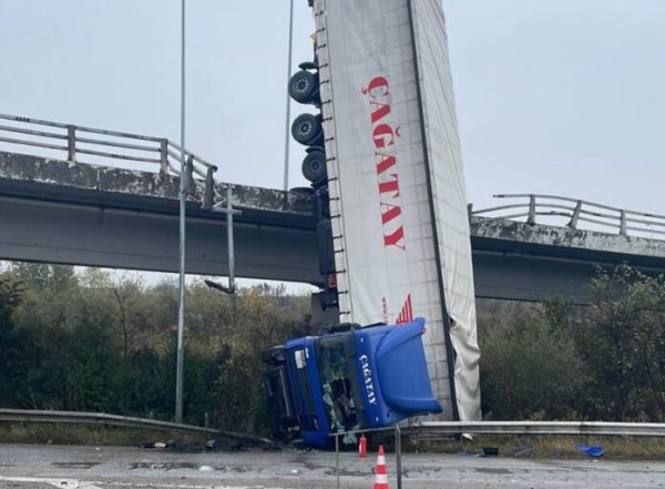 Νταλίκα έπεσε από γέφυρα στη Θεσσαλονίκη – σώος ο οδηγός