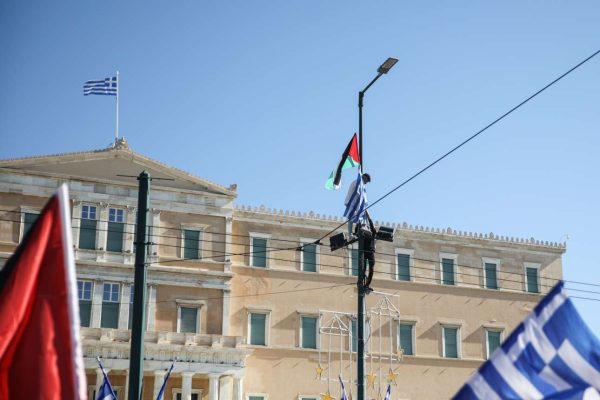 Δικογραφία σε βάρος του 22χρονου που ύψωσε την παλαιστινιακή σημαία στο Σύνταγμα