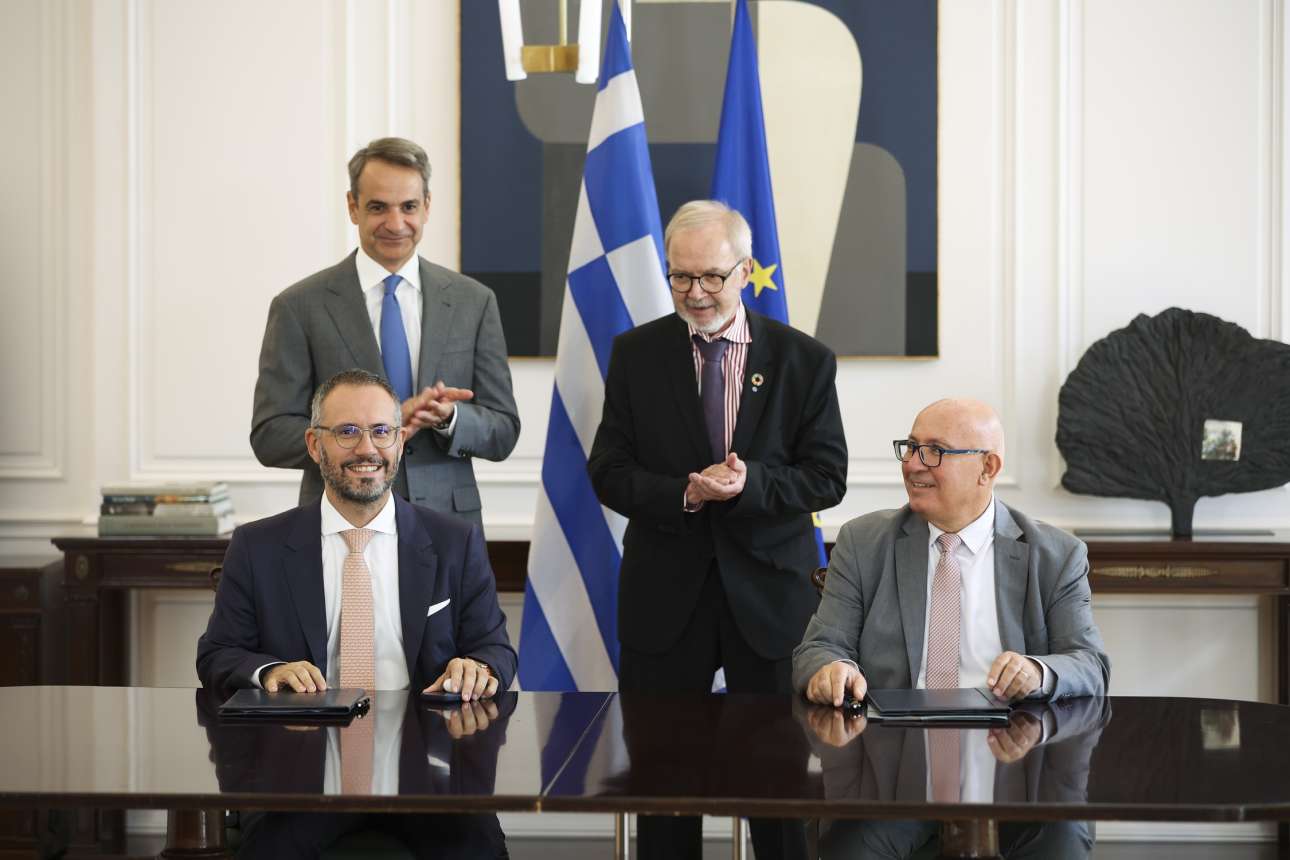 Μητσοτάκης με Χόγιερ στην υπογραφή της δανειακής συμφωνίας ΕτΕΠ – ΔΕΔΔΗΕ για τους έξυπνους μετρητές