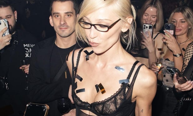 Μόσχα: Οργή στο Κρεμλίνο για «προκλητικό» πάρτι με διάσημους που εμφανίστηκαν «σχεδόν γυμνοί»