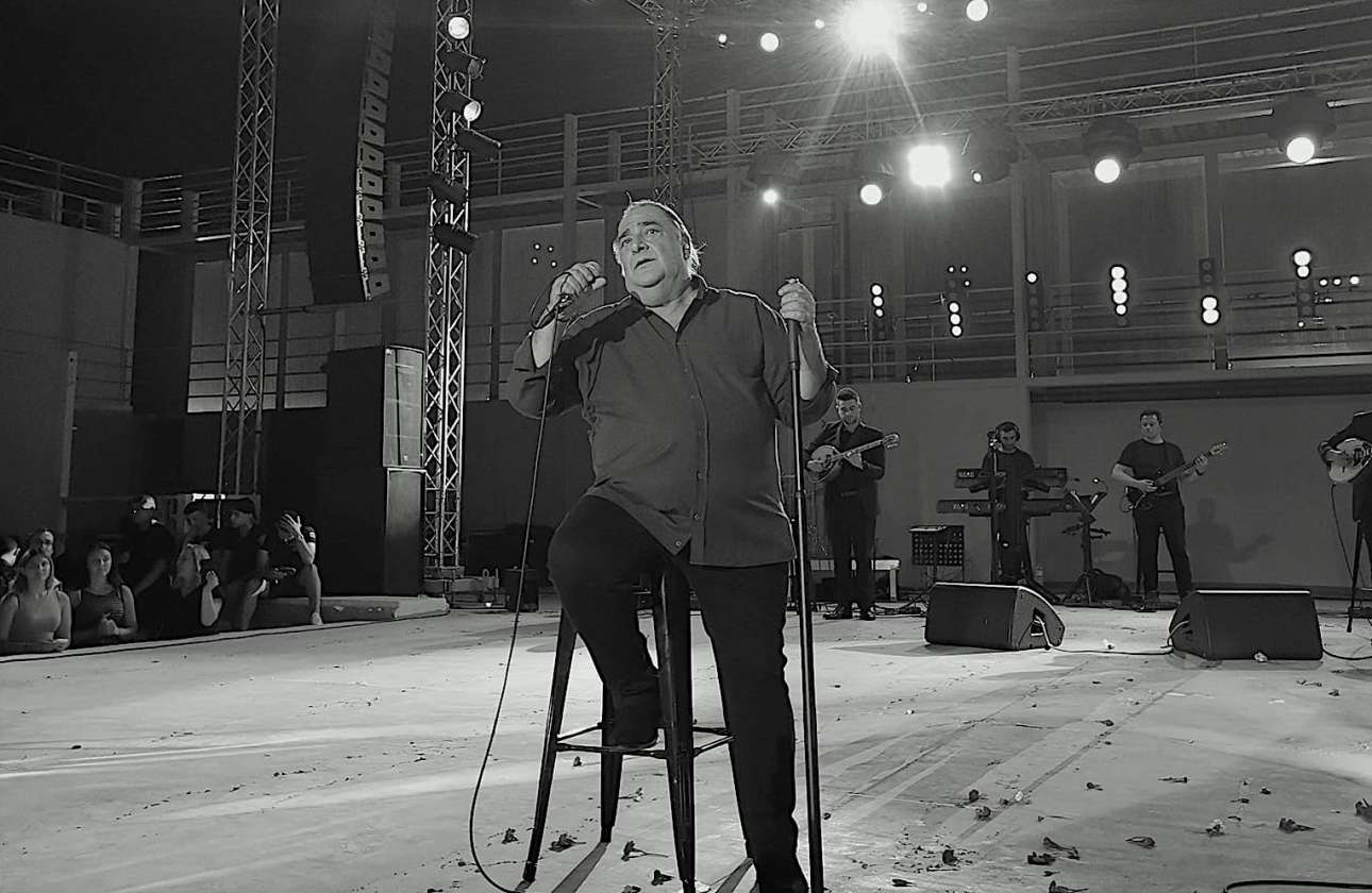 Δεν πας πουθενά, εδώ θα μείνεις!