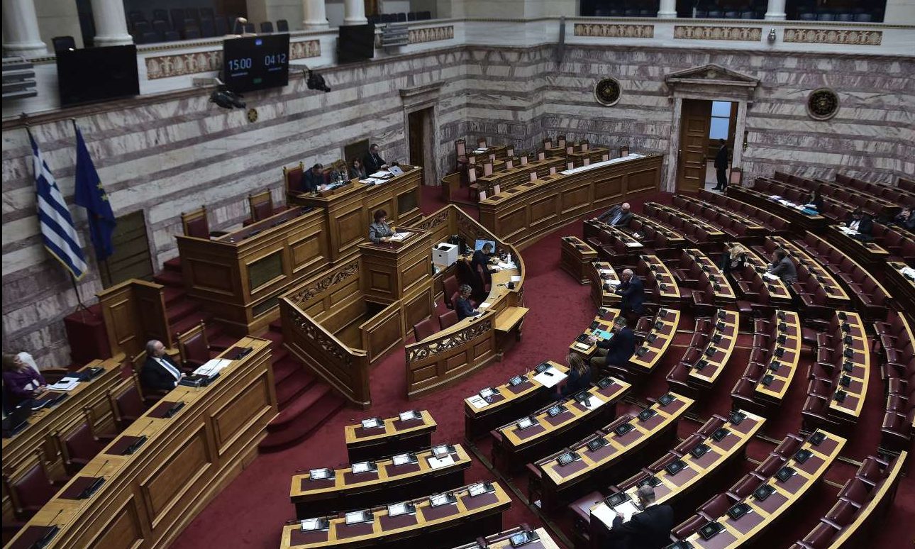 Φορολογικό νομοσχέδιο: Τι αλλάζει το 2024 για ελεύθερους επαγγελματίες, μισθωτούς και ακίνητα