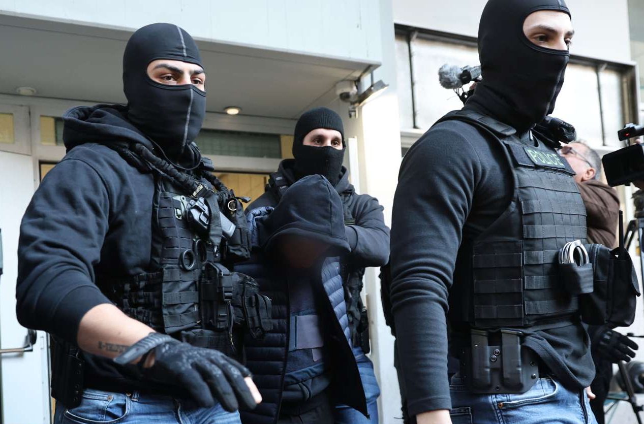 Προθεσμία για την Πέμπτη ο 18χρονος για τη φωτοβολίδα στον αστυνομικό – Θέμα χρόνου η σύλληψη του καθοδηγητή