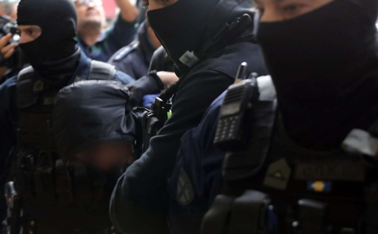 Στη φυλακή ο 18χρονος για τη φωτοβολίδα στον αστυνομικό