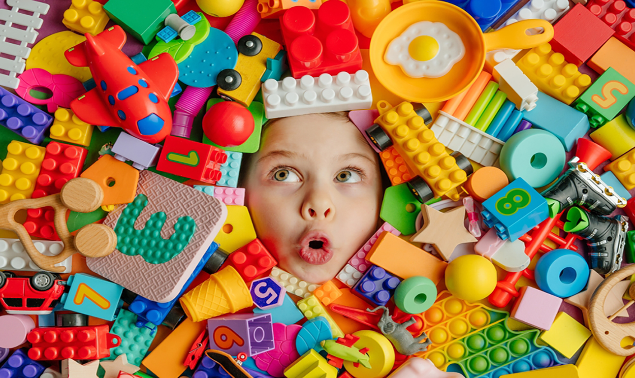 Λιγότερα παιχνίδια: Κάνουν καλό στα παιδιά και στον πλανήτη