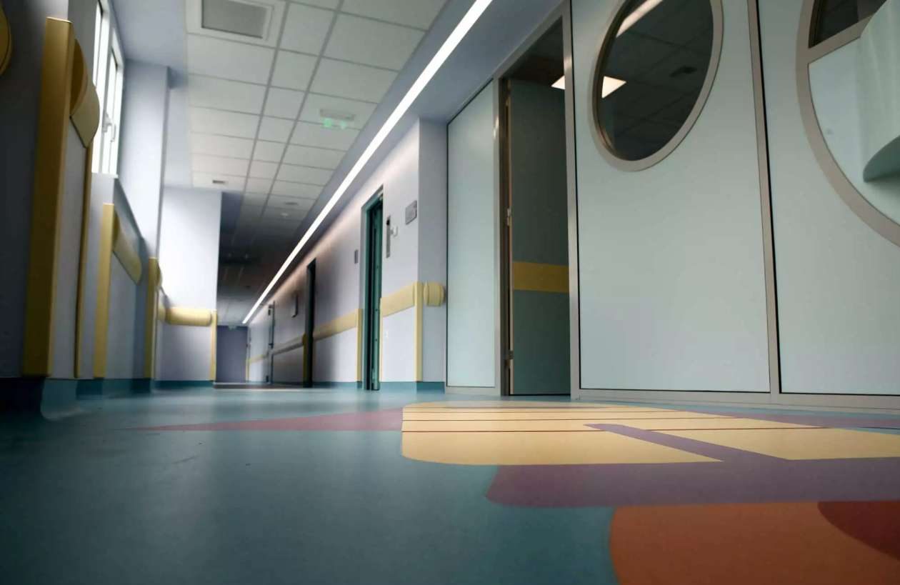 Αποσωληνώθηκε το αγοράκι που ξυλοκοπήθηκε από τον πατριό του στα Μέγαρα