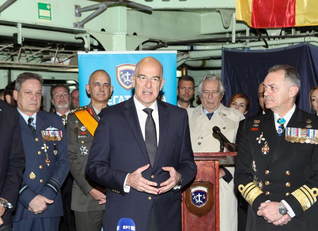 «Αιμοστατικό» Δένδια για να ανακοπεί η φυγή στο Ναυτικό